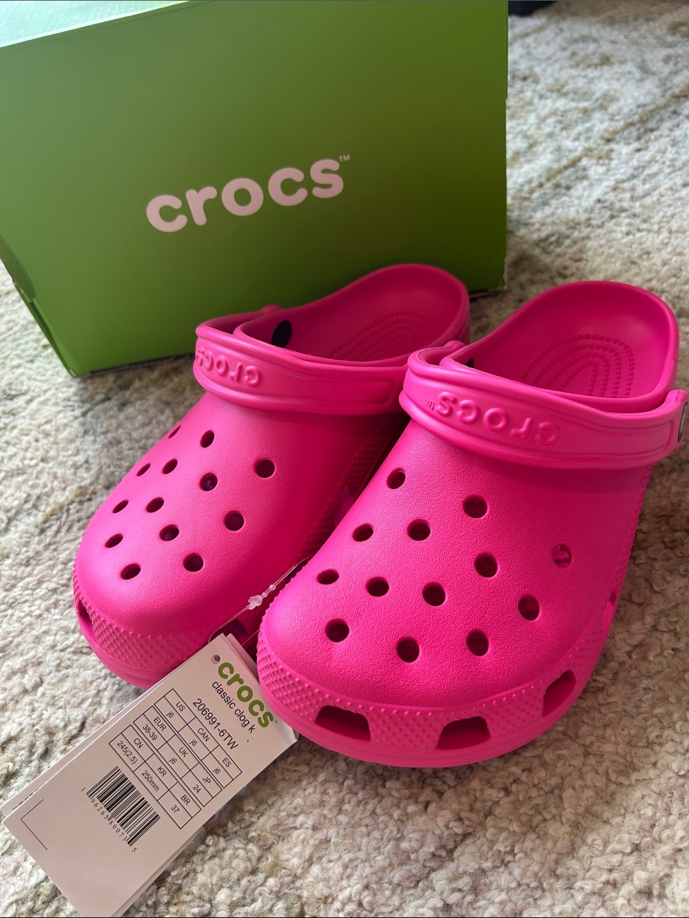 CROCS Kids' Classic Clog in Hot Pink J 6 women’s 8 nwt